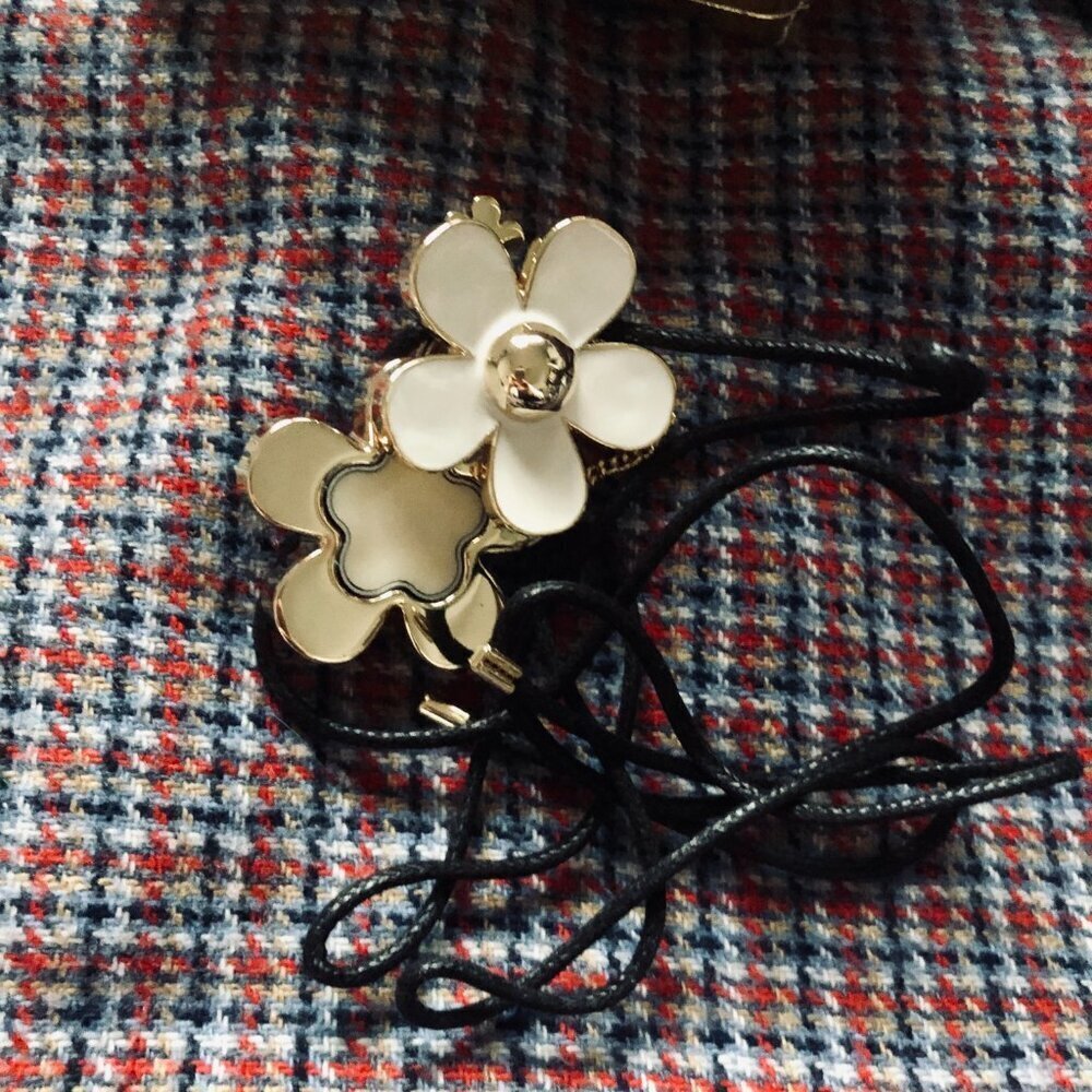 NIB Marc Jacobs Daisy Solid Perfume Pendant Necklace Gift Set Discontinued Pouch - Picture 4 of 5
